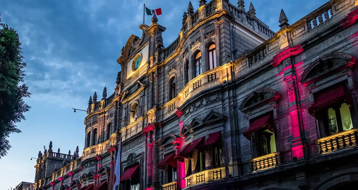 Mobilux Renta de camionetas con chofer en CDMX para viajes unicos den la republica mexicana